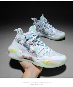 Detailansicht stilvoller High-Top-Basketballschuhe mit pastellfarbenen Akzenten und Dämpfung