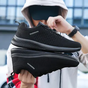 Chaussures de course noires légères et respirantes en tricot pour hommes et femmes.
