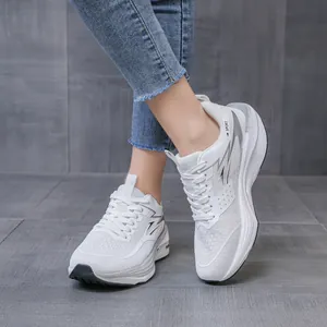 Detailansicht atmungsaktiver weißer Carbon-Laufschuhe mit Mesh-Obermaterial und Akzenten.