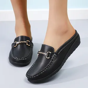 Mocassins élégants en cuir noir pour femmes avec talon compensé et boucle dorée chic