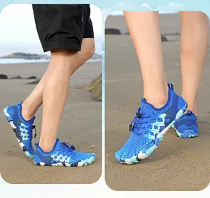 Scarpe da acqua blu leggere per spiaggia e nuoto mostrate da diverse angolazioni visive