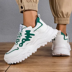 Primo piano di sneakers chunky bianche e verdi da uomo con dettagli di design a lisca