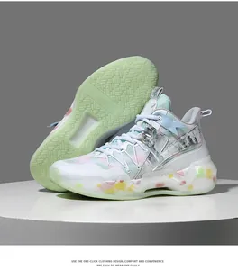 Detailansicht farbenfroher High-Top-Basketballschuhe mit dicken, dämpfenden Sohlen