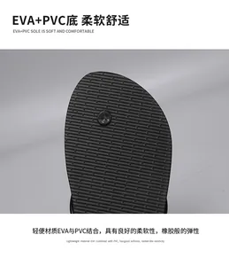 Nahaufnahme einer schwarzen Flip-Flop-Sohle aus EVA und PVC mit rutschfester Rippstruktur