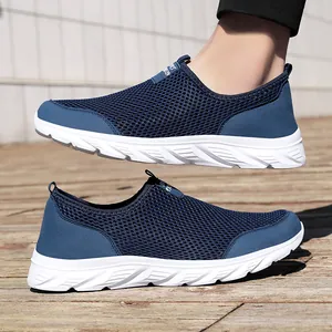Baskets à enfiler en mesh bleu marine pour hommes avec semelles légères en mousse blanche.