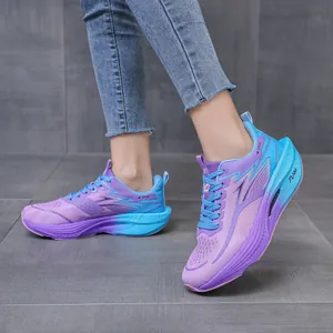 Detailansicht der atmungsaktiven Carbon-Laufschuhe in Lila-Blau-Farbverlauf
