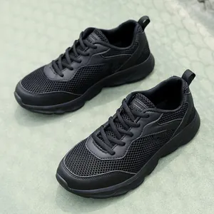 Vista dettagliata di sneaker estive in mesh nero traspirante da donna stringate moderne