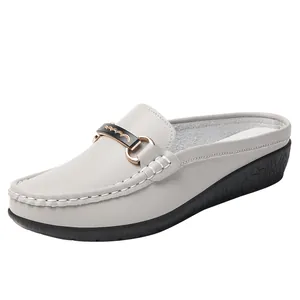 Mules mocassins compensées gris clair pour femmes avec boucle métal et design slip-on