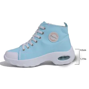 Sneaker alta in tela azzurra con suola platform a cuscinetto d'aria da 4,5 cm