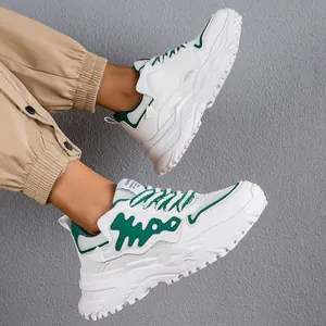 Dettaglio di sneaker chunky bianche e verdi con suola a lisca di pesce da uomo