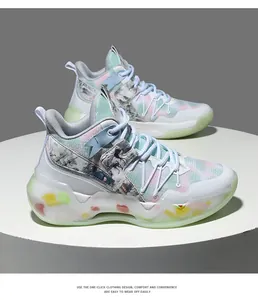 Detailansicht trendiger High-Top-Basketball-Sneaker mit Aquarellmustern und durchsichtigen Sohlen.