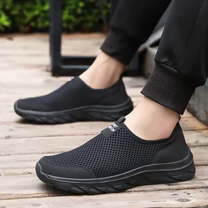 Baskets à enfiler en maille noire respirante pour hommes, légères et confortables au porté.