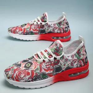 Gros plan de baskets imprimées tête de mort et rose avec semelle à coussin d'air rouge