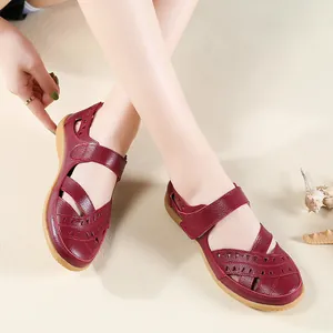 Bequeme weinrote Damen-Sandalen aus echtem Leder mit Lochmuster.