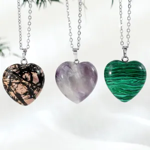 Tre collane con ciondoli a forma di cuore in ametista, malachite e rodonite naturali