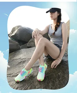 Scarpe acquatiche colorate ad asciugatura rapida per sport all'aperto e spiaggia