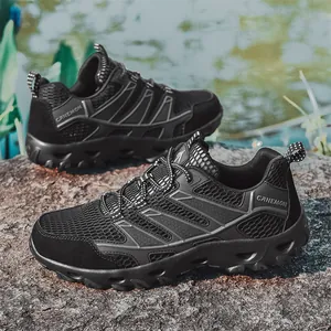 Zapatos de seguridad negros y transpirables para hombres sobre una roca, duraderos