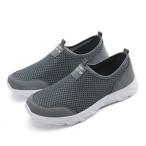 Baskets à enfiler en maille grise respirante pour hommes avec semelles blanches légères et style