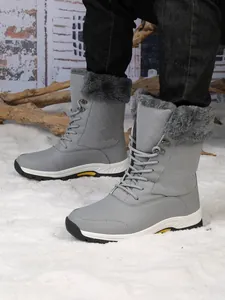 Bottes de neige montantes grises avec doublure en fourrure et semelle antidérapante hiver.