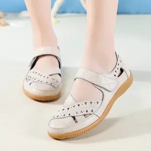 Bequeme beigefarbene Leder-Sandalen für Damen mit rutschfester Gummisohle und Hohlmuster