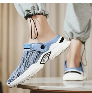 Primo piano di zoccoli sportivi da uomo in mesh blu con cinturino e suola spessa