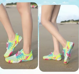 Vista dettagliata delle scarpe da scoglio colorate a cinque dita per spiaggia e mare