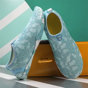 Zapatos de agua azul claro profesionales de secado rápido para natación y buceo con suela