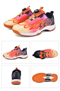 Professionelle Ansicht von Kinder-Sportschuhen mit Flammenmuster und praktischem Drehverschluss