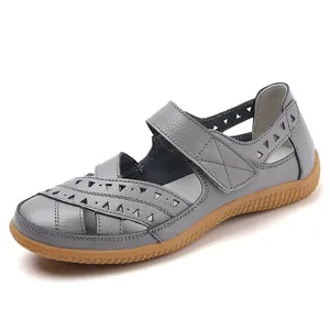 Elegante graue flache Leder-Sandalen für Damen mit rutschfester brauner Gummisohle
