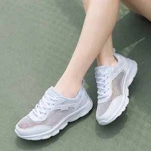 Sneakers casual da donna in mesh traforato traspirante in grigio chiaro e bianco