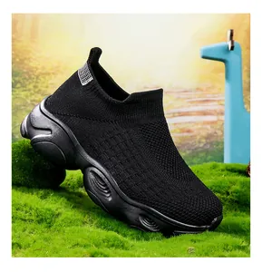 Nahaufnahme eines schwarzen atmungsaktiven Fly-Knit Söckchen-Schuhs für Kinder