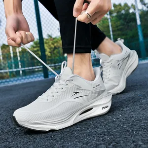 Leichte weiße Carbon-Laufschuhe mit dicker Dämpfungssohle für Wettkampfsportler