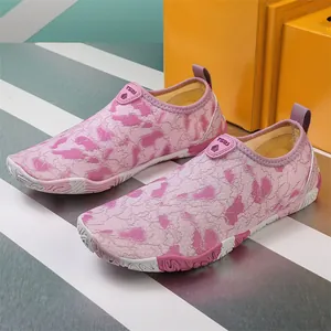 Zapatos de agua de secado rápido con estampado rosa para natación y buceo en playa