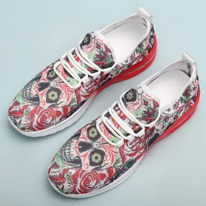 Vue détaillée de baskets d'Halloween avec motifs de crâne et rose et coussin d'air rouge
