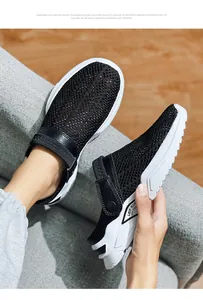 Primo piano di sabot da uomo in rete nera traspirante con suole bianche spesse e design slip-on
