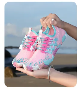 Vista dettagliata di scarpe da scoglio rosa e blu per spiaggia e nuoto.