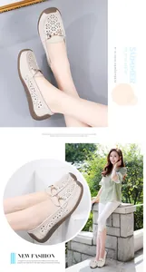 Mocasines informales de cuero beige para mujer con flores caladas y hebilla de metal
