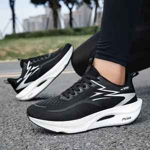 Profilansicht von leichten schwarz-weißen Laufschuhen auf Außenpflaster