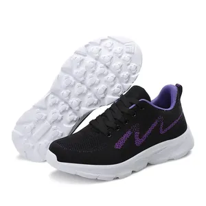 Chaussures de course respirantes en mesh noir pour femme avec détails violets et semelle blanche