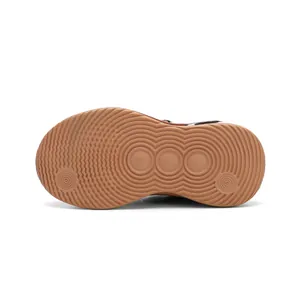 Vue de dessous de chaussures de sport pour enfants avec semelle en gomme antidérapante