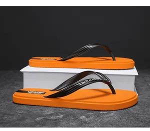 Detailansicht der stylischen orangefarbenen Flip-Flops mit schwarzen Riemen und Antirutschsohle