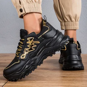 Vista dettagliata delle sneakers nere da uomo con design a spina di pesce dorata e suola