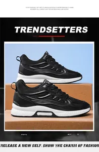 Gros plan de profil des baskets compensées noires en maille présentées sur des boîtes