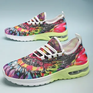 Vue détaillée de baskets légères et respirantes avec des motifs colorés vibrants