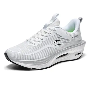 Professionelle weiße Carbon-Laufschuhe mit atmungsaktivem Mesh und einer dicken Sohle