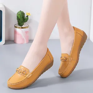 Comfortabele mosterdgele loafers voor dames met metalen gesp en platte sleehakzool.