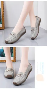 Mocasines de cuero gris con calados florales y hebilla metálica