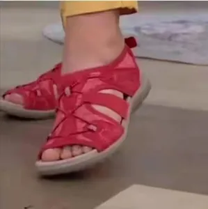 Detailansicht roter sportlicher Sandalen mit elastischen Kordeln für den Strand.