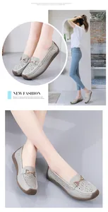 Vista lateral y primer plano de mocasines de cuero gris para mujer usados por una modelo