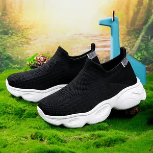 Atmungsaktive schwarze Kinder-Flyknit-Söckchen-Sneaker mit bequemen dicken weißen Sohlen